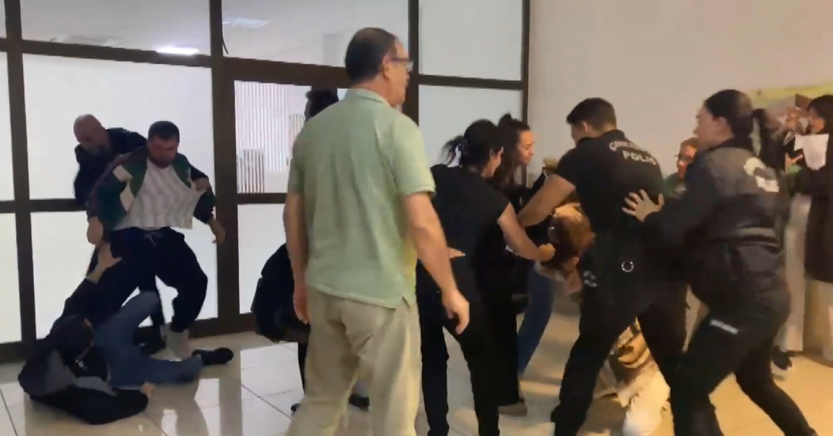 Cinayet duruşması öncesi tekmeli yumruklu kavga