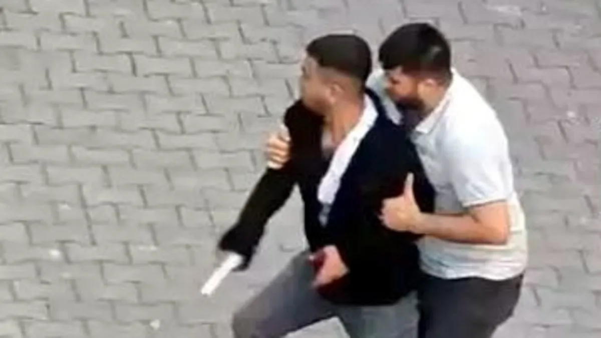 İki grup sokak ortasında silahlı kavgaya tutuştu