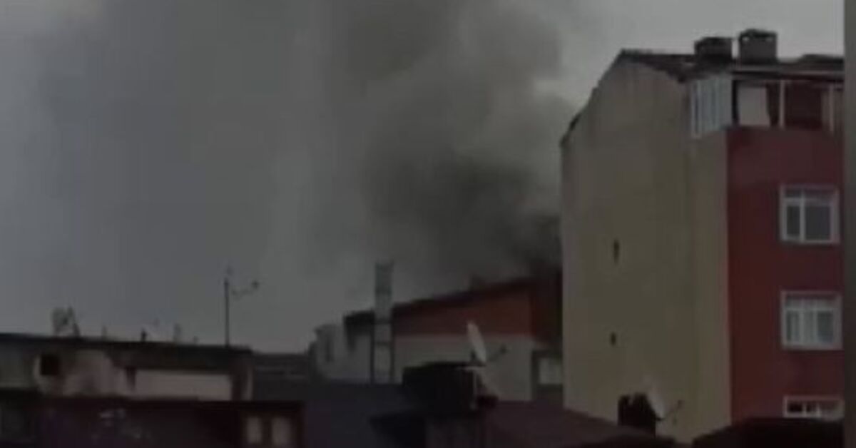 Kağıthane’de 3 katlı binanın çatısında yangın